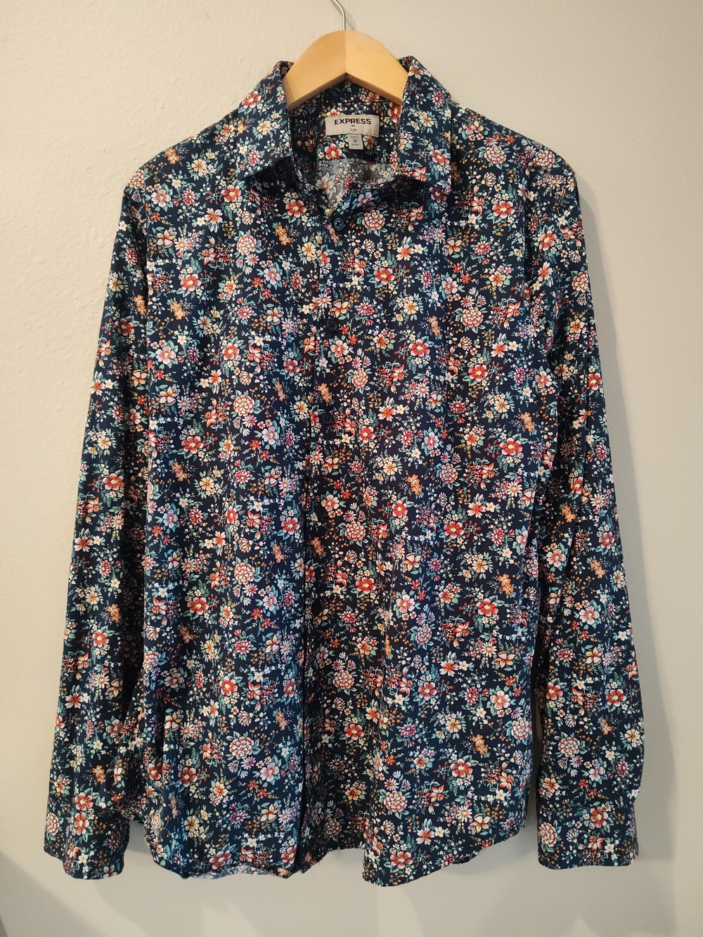 Express Men’s Navy Floral Button-Down Shirt with Red & Cream Flowers Slim Med